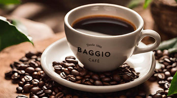 Xícara de café Baggio em um pires com diversos grãos de café ao redor.