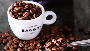 Xícara Baggio repleta de tipos de grãos de café dentro e ao redor.