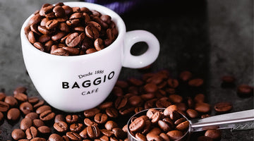 Xícara Baggio repleta de tipos de grãos de café dentro e ao redor.