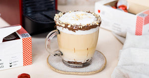 Xícara de café com chocolate cremoso, com as bordas cobertas de chocolate e chantilly.